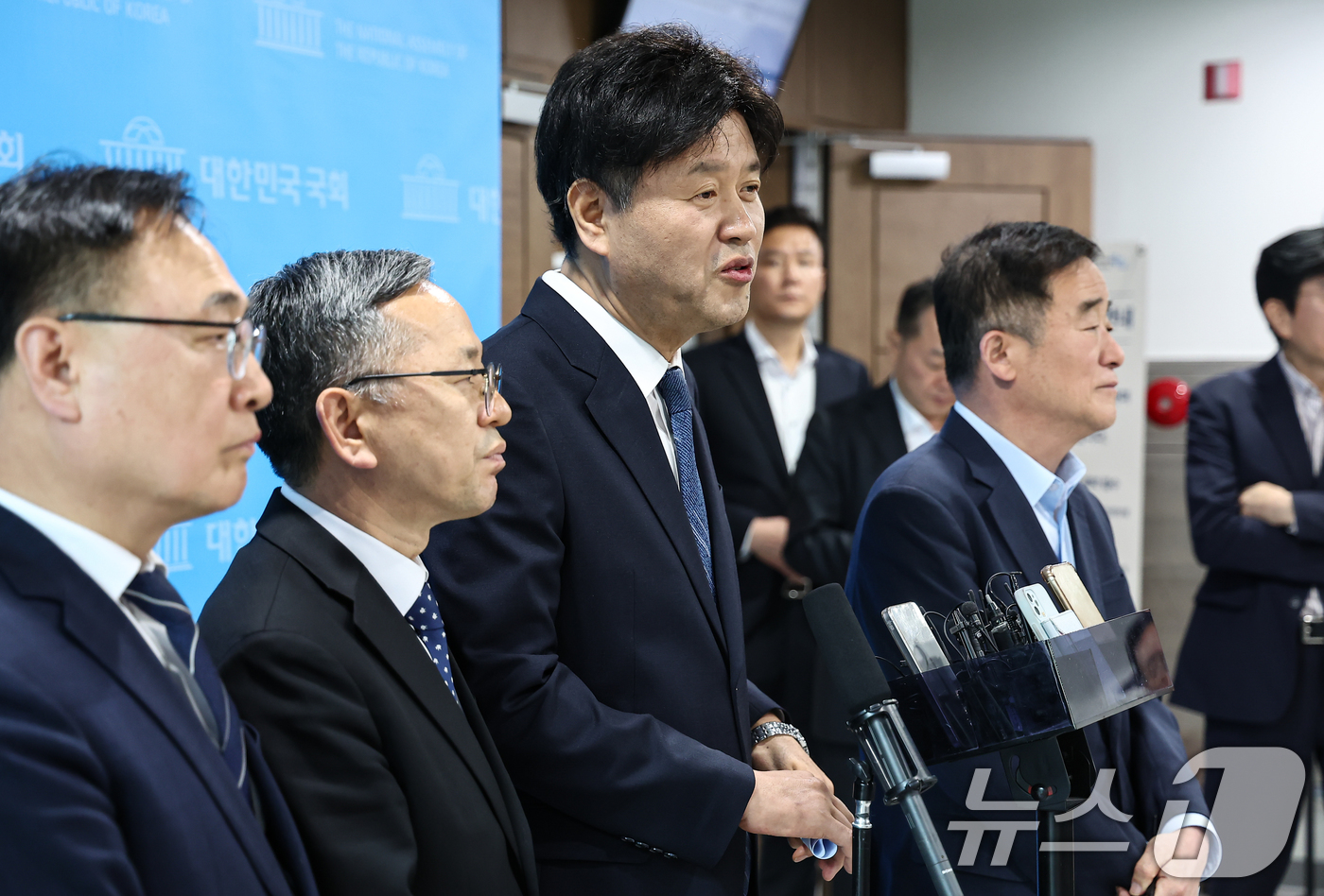 (서울=뉴스1) 김도우 기자 = 김용 전 민주연구원 부원장이 28일 서울 여의도 국회 소통관에서 공천 관련 입장을 밝힌 후 백브리핑을 하고 있다. 2026.4.28/뉴스1