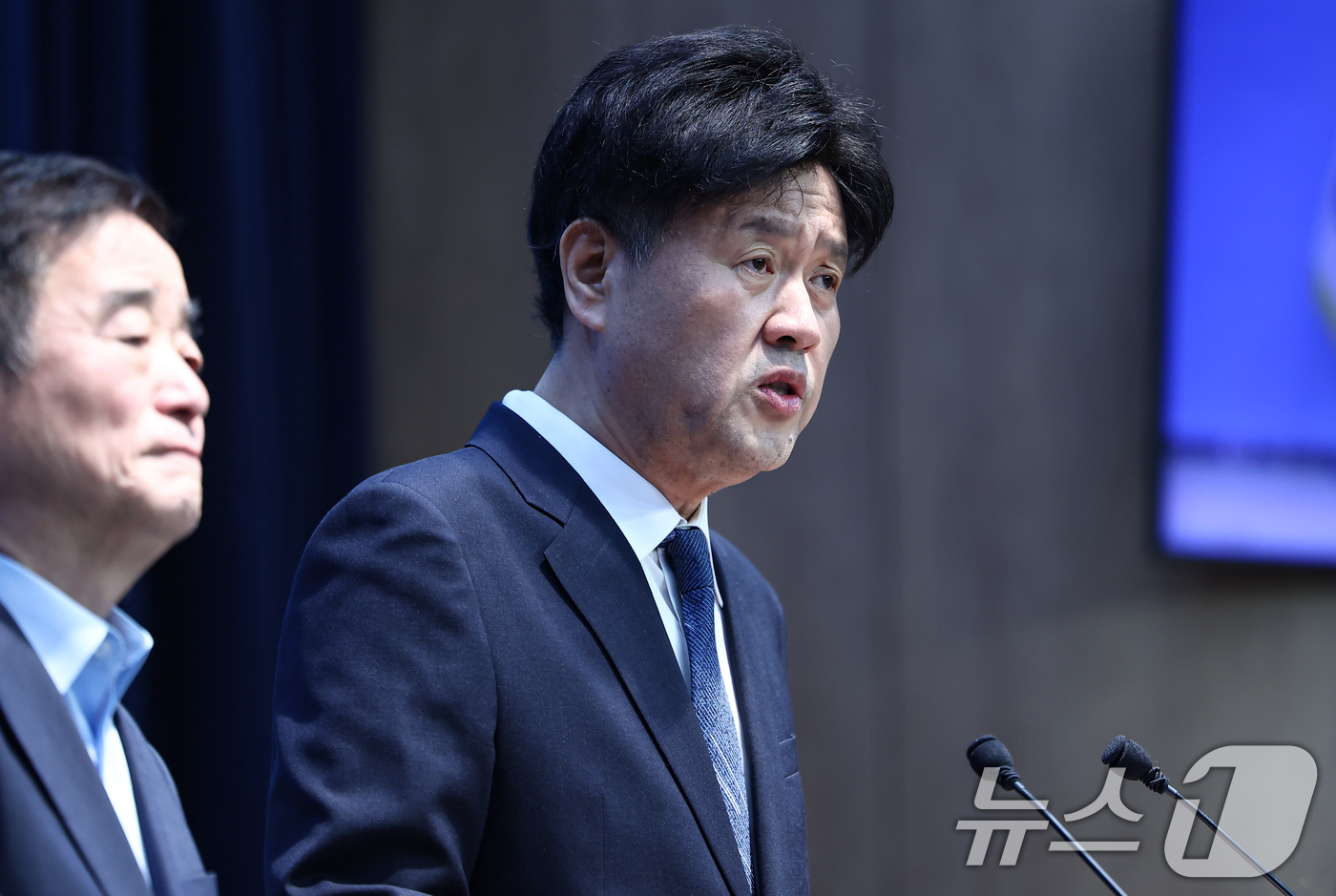 (서울=뉴스1) 김도우 기자 = 김용 전 민주연구원 부원장이 28일 서울 여의도 국회 소통관에서 공천 관련 입장을 밝히고 있다. 2026.4.28/뉴스1