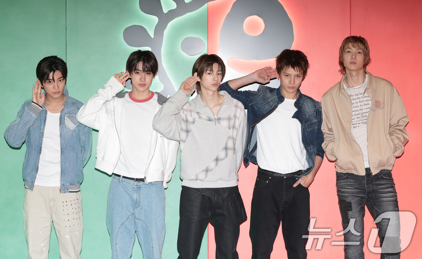 (서울=뉴스1) 권현진 기자 = 그룹 코르티스(CORTIS) 건호(왼쪽부터)와 성현, 주훈, 제임스, 마틴이 28일 오후 서울 성동구 AE 성수에서 열린 숙박 공유 플랫폼 에어비앤 …