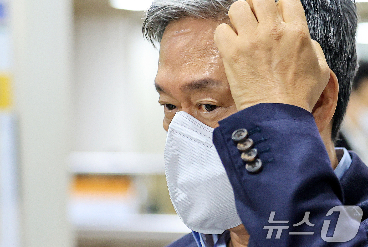 (서울=뉴스1) 이호윤 기자 = 배임혐의를 받고 있는 김성수 전 카카오엔터 대표가 28일 서울 서초동 서울중앙지방법원에서 열리는 항소심 5차공판에 출석하고 있다. 2026.4.28 …