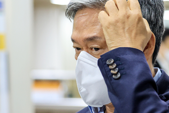 마스크 쓰고 법원 출석한 김성수 전 카카오엔터 대표
