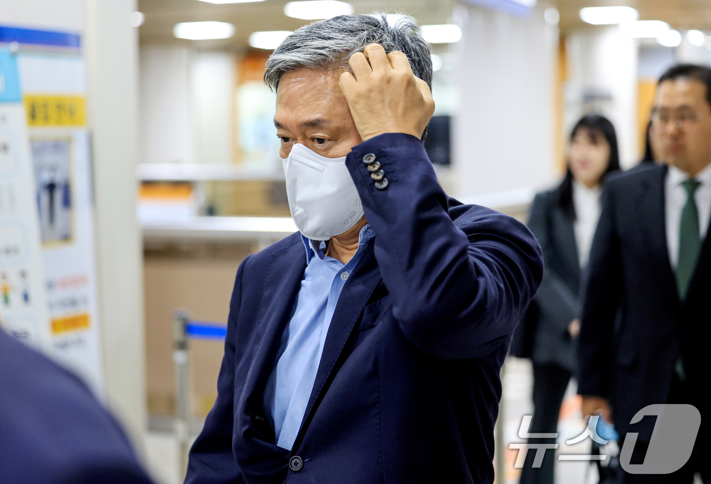 (서울=뉴스1) 이호윤 기자 = 배임혐의를 받고 있는 김성수 전 카카오엔터 대표가 28일 서울 서초동 서울중앙지방법원에서 열리는 항소심 5차공판에 출석하고 있다. 2026.4.28 …