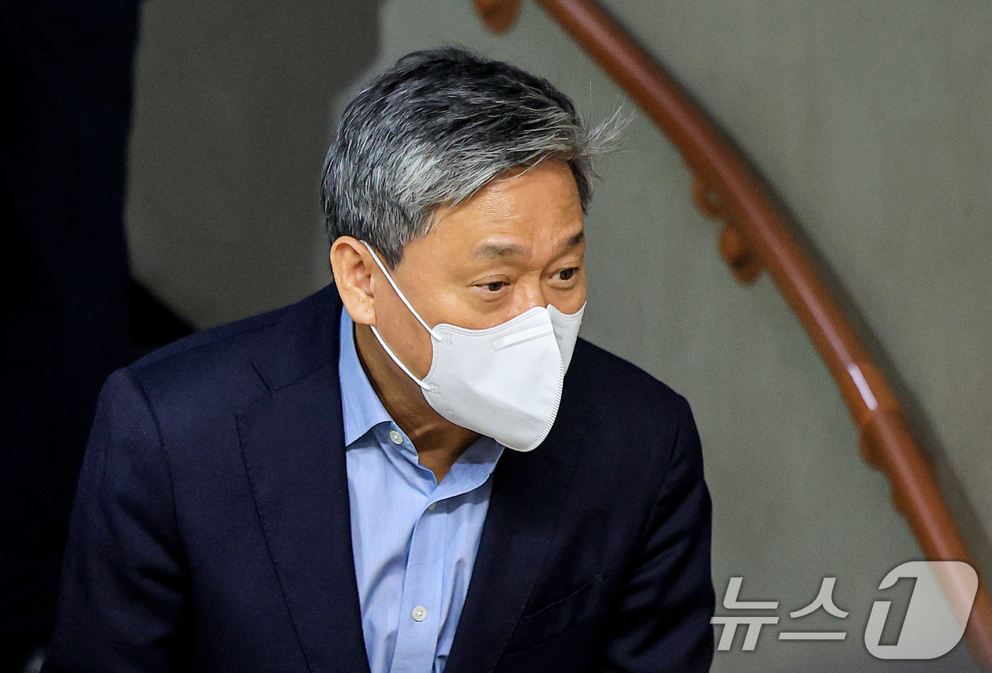 (서울=뉴스1) 이호윤 기자 = 배임혐의를 받고 있는 김성수 전 카카오엔터 대표가 28일 서울 서초동 서울중앙지방법원에서 열리는 항소심 5차공판에 출석하고 있다. 2026.4.28 …