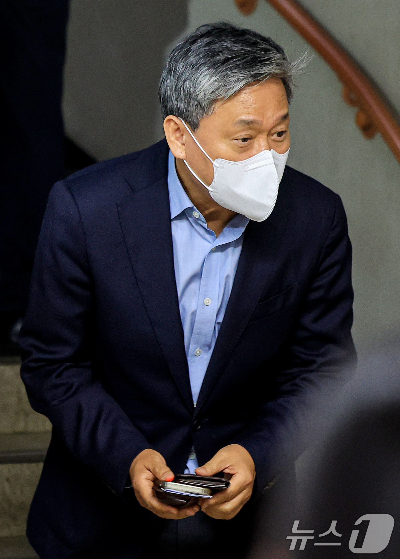 (서울=뉴스1) 이호윤 기자 = 배임혐의를 받고 있는 김성수 전 카카오엔터 대표가 28일 서울 서초동 서울중앙지방법원에서 열리는 항소심 5차공판에 출석하고 있다. 2026.4.28 …