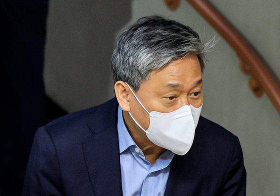 소지품 검사 받는 김성수 전 카카오엔터 대표