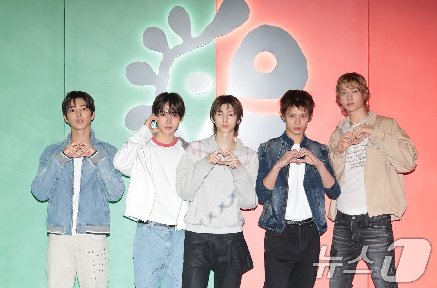 (서울=뉴스1) 권현진 기자 = 그룹 코르티스(CORTIS) 건호(왼쪽부터)와 성현, 주훈, 제임스, 마틴이 28일 오후 서울 성동구 AE 성수에서 열린 숙박 공유 플랫폼 에어비앤 …