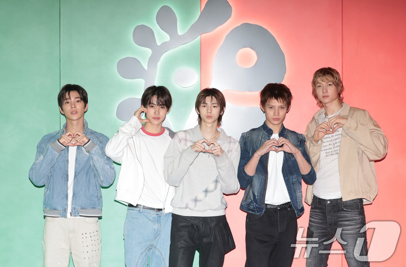 본문 이미지 - 그룹 코르티스(CORTIS) 건호(왼쪽부터)와 성현, 주훈, 제임스, 마틴이 28일 오후 서울 성동구 AE 성수에서 열린 숙박 공유 플랫폼 에어비앤비 체험 론칭 기념 행사에 참석해 포즈를 취하고 있다. 2026.4.28 ⓒ 뉴스1 권현진 기자