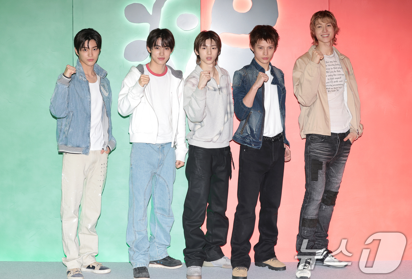 (서울=뉴스1) 권현진 기자 = 그룹 코르티스(CORTIS) 건호(왼쪽부터)와 성현, 주훈, 제임스, 마틴이 28일 오후 서울 성동구 AE 성수에서 열린 숙박 공유 플랫폼 에어비앤 …