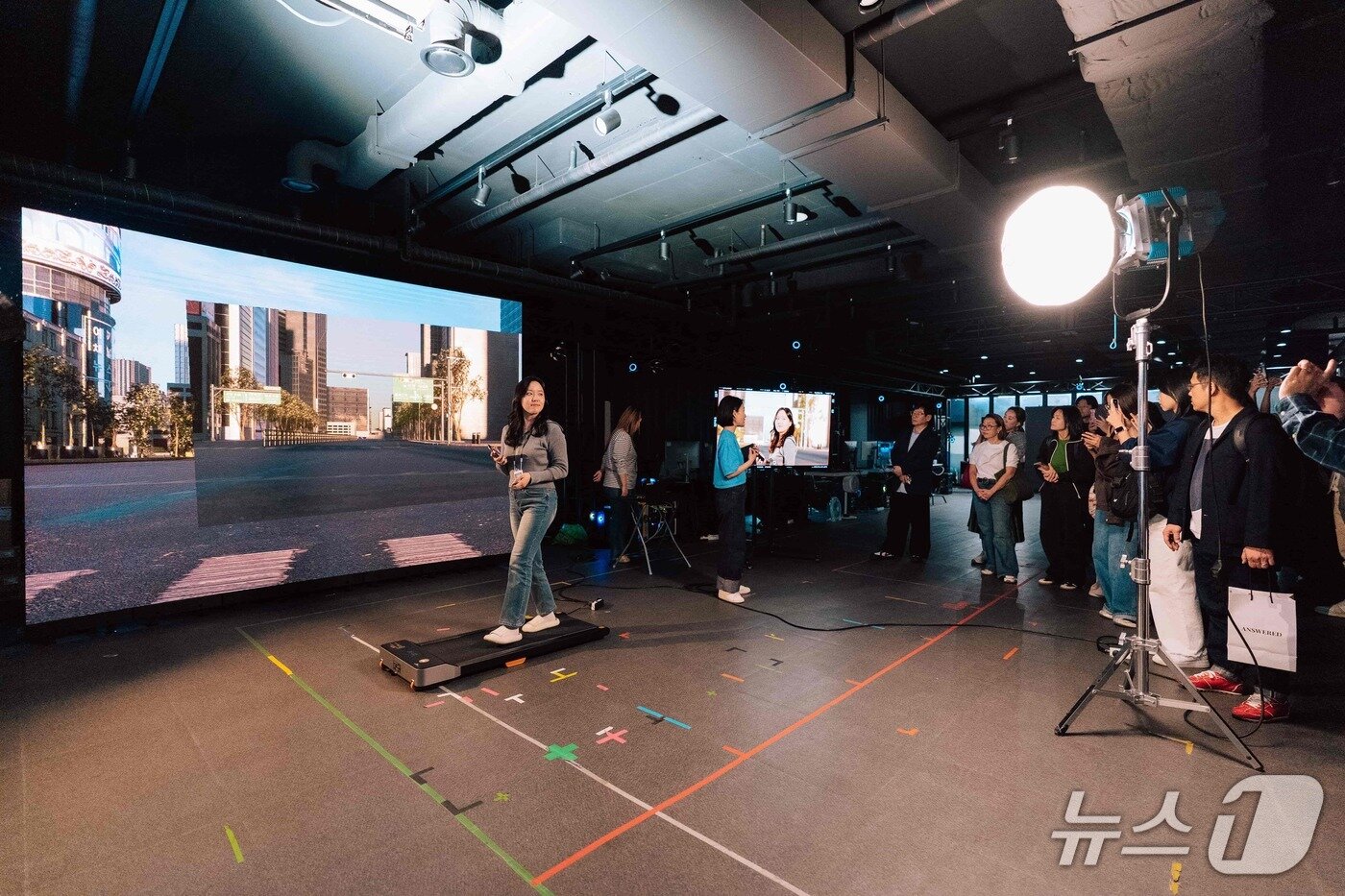 본문 이미지 - 한국콘텐츠진흥원은 지난 21~24일 싱가포르 정부·기업 관계자 30여 명이 참여한 '한-싱가포르 콘텐츠 산업 생태계 교류·연수 프로그램'을 열고 공동제작과 기술 협력 기반을 다졌다