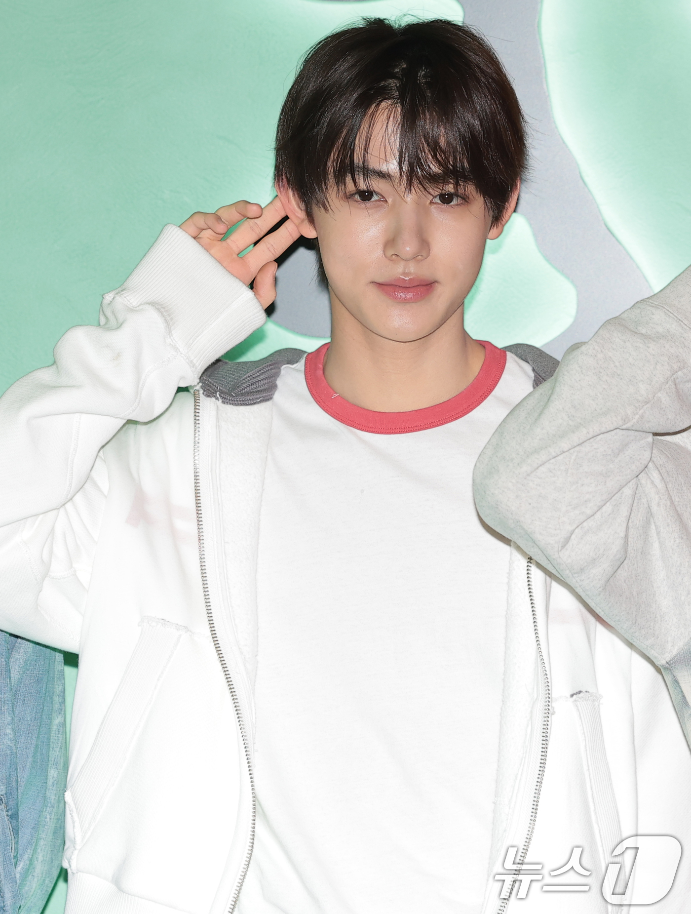 (서울=뉴스1) 권현진 기자 = 그룹 코르티스(CORTIS) 성현이 28일 오후 서울 성동구 AE 성수에서 열린 숙박 공유 플랫폼 에어비앤비 체험 론칭 기념 행사에 참석해 포즈를 …