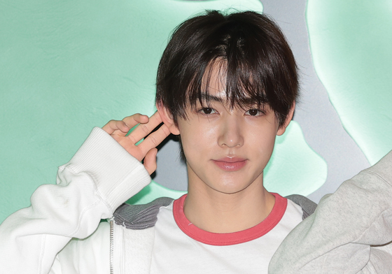 포즈 취하는 코르티스 성현