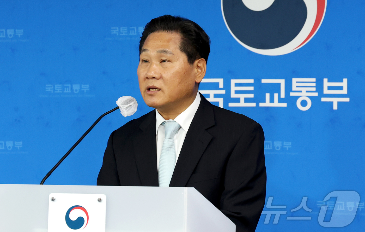 (세종=뉴스1) 김기남 기자 = 김용석 국토교통부 대도시권광역교통위원장이 28일 세종시 정부세종청사에서 '출퇴근 대중교통 혼잡완화 종합대책'을 발표하고 있다. 2026.4.28/뉴 …