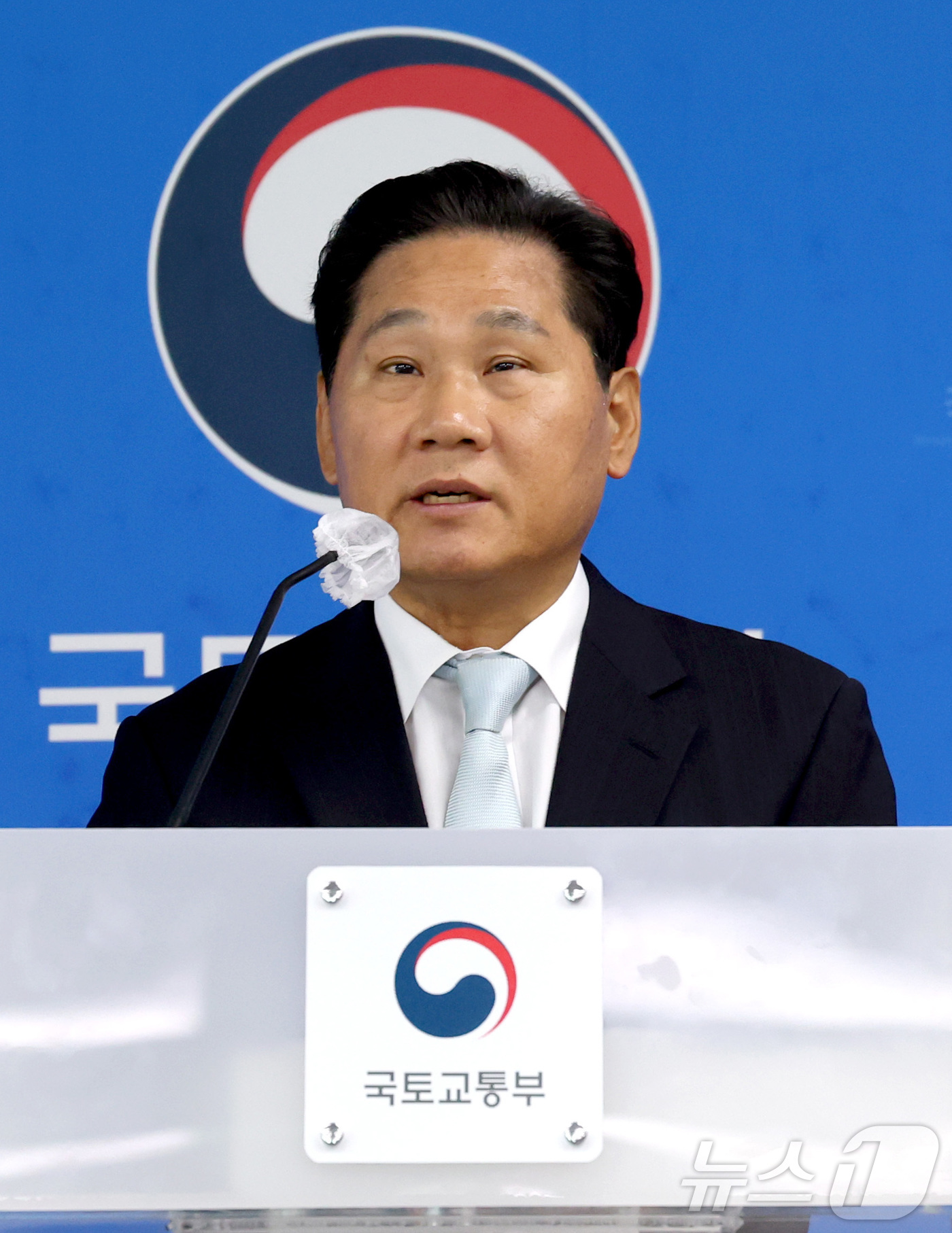 (세종=뉴스1) 김기남 기자 = 김용석 국토교통부 대도시권광역교통위원장이 28일 세종시 정부세종청사에서 '출퇴근 대중교통 혼잡완화 종합대책'을 발표하고 있다. 2026.4.28/뉴 …