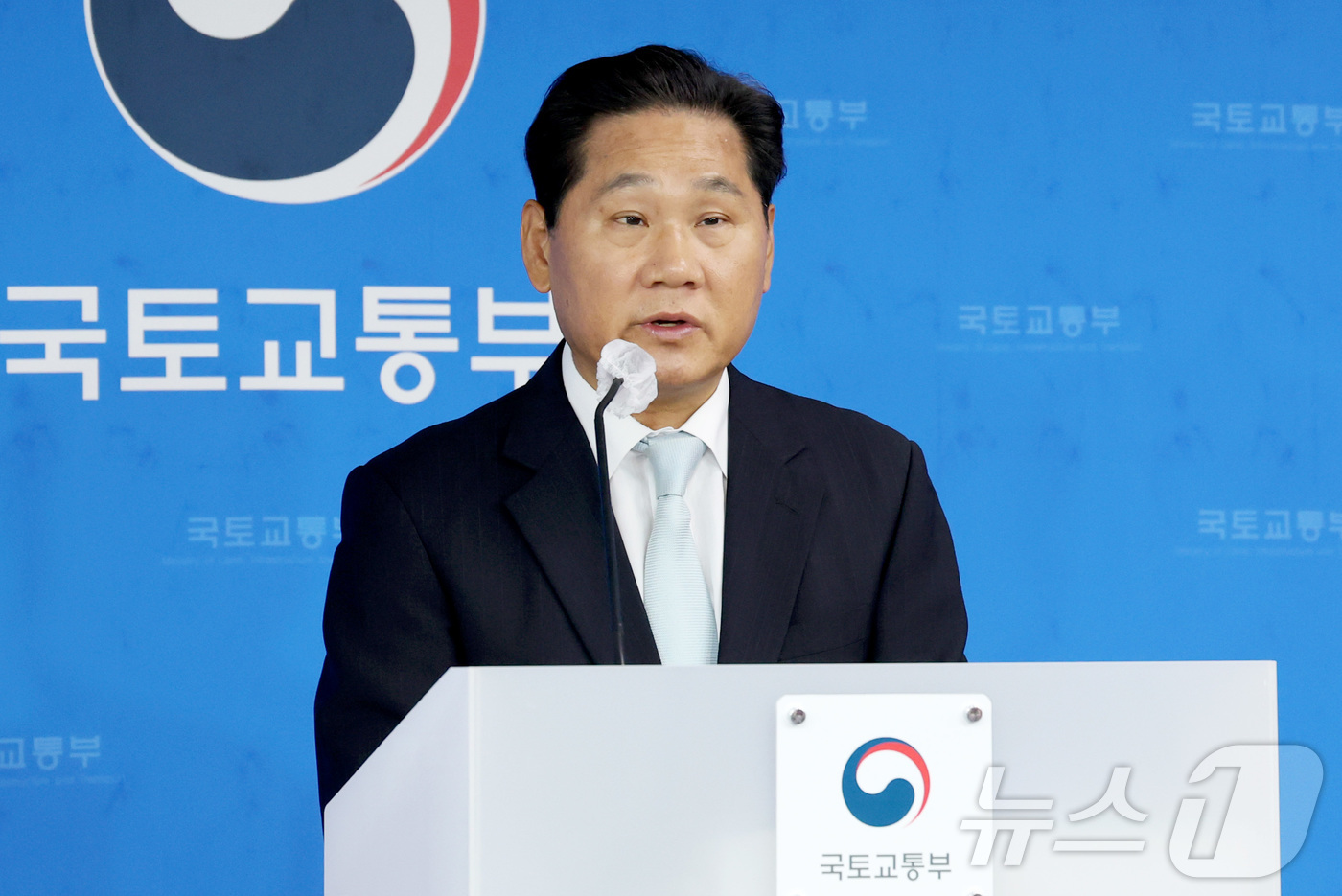 (세종=뉴스1) 김기남 기자 = 김용석 국토교통부 대도시권광역교통위원장이 28일 세종시 정부세종청사에서 '출퇴근 대중교통 혼잡완화 종합대책'을 발표하고 있다. 2026.4.28/뉴 …