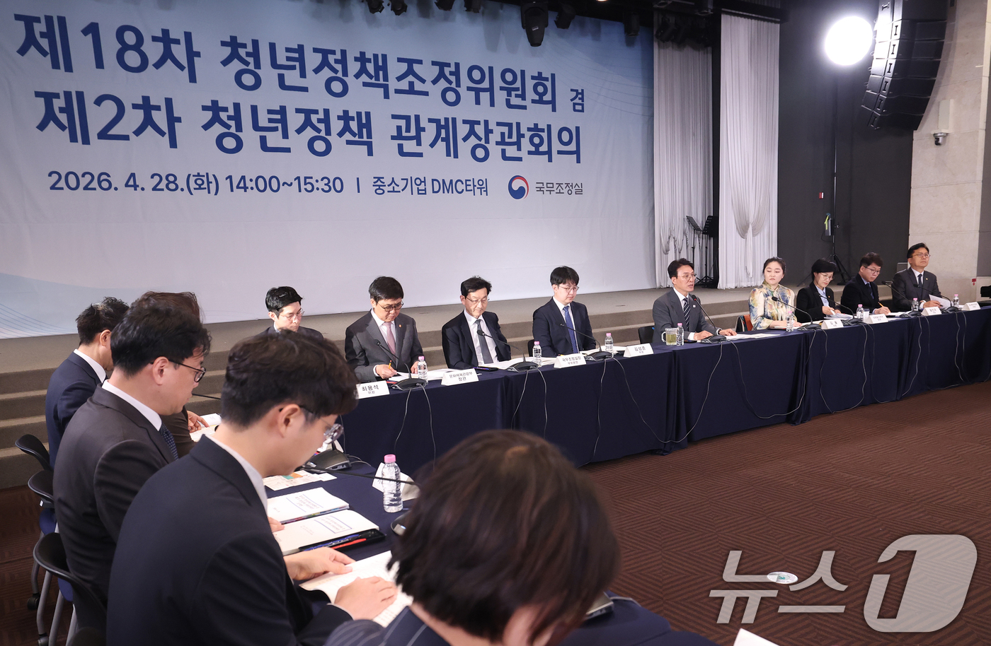 (서울=뉴스1) 오대일 기자 = 김민석 국무총리가 28일 오후 서울 마포구 중소기업DMC타워에서 열린 제18차 청년경제조정위원회 및 제2차 청년정책관계장관회의에서 모두발언을 하고 …