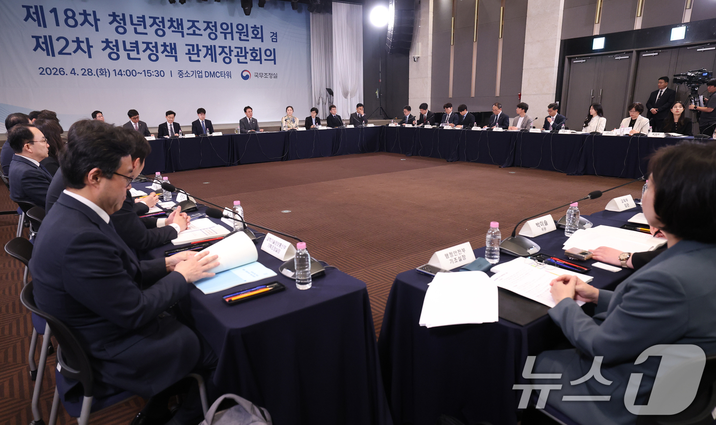 (서울=뉴스1) 오대일 기자 = 김민석 국무총리가 28일 오후 서울 마포구 중소기업DMC타워에서 열린 제18차 청년정책조정위원회 및 제2차 청년정책관계장관회의에서 모두발언을 하고 …