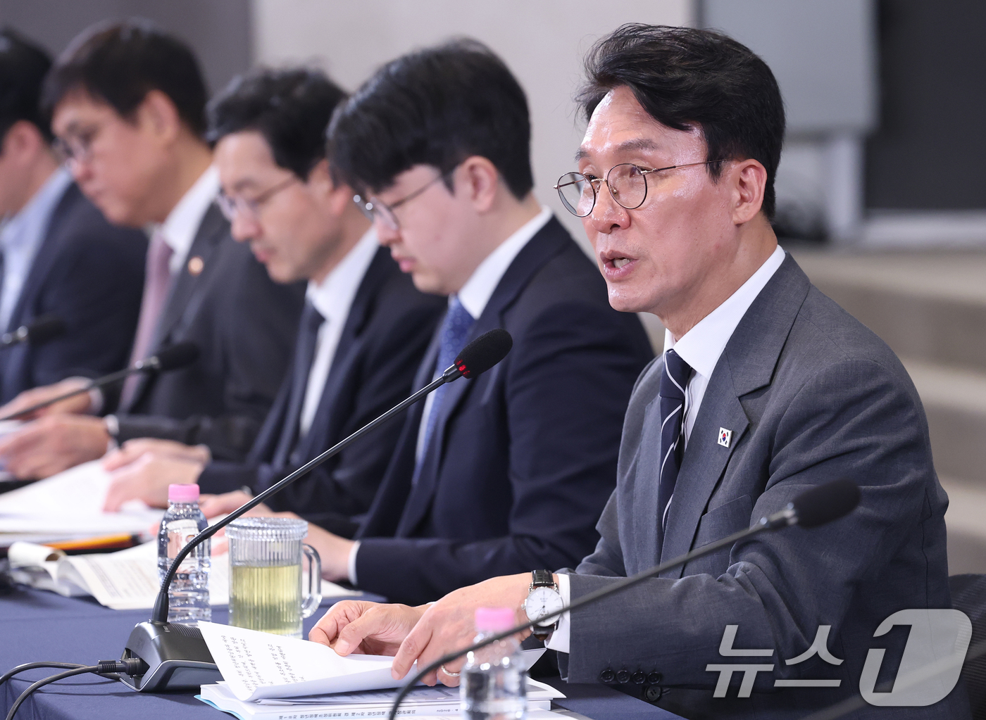 (서울=뉴스1) 오대일 기자 = 김민석 국무총리가 28일 오후 서울 마포구 중소기업DMC타워에서 열린 제18차 청년정책조정위원회 및 제2차 청년정책관계장관회의에서 모두발언을 하고 …