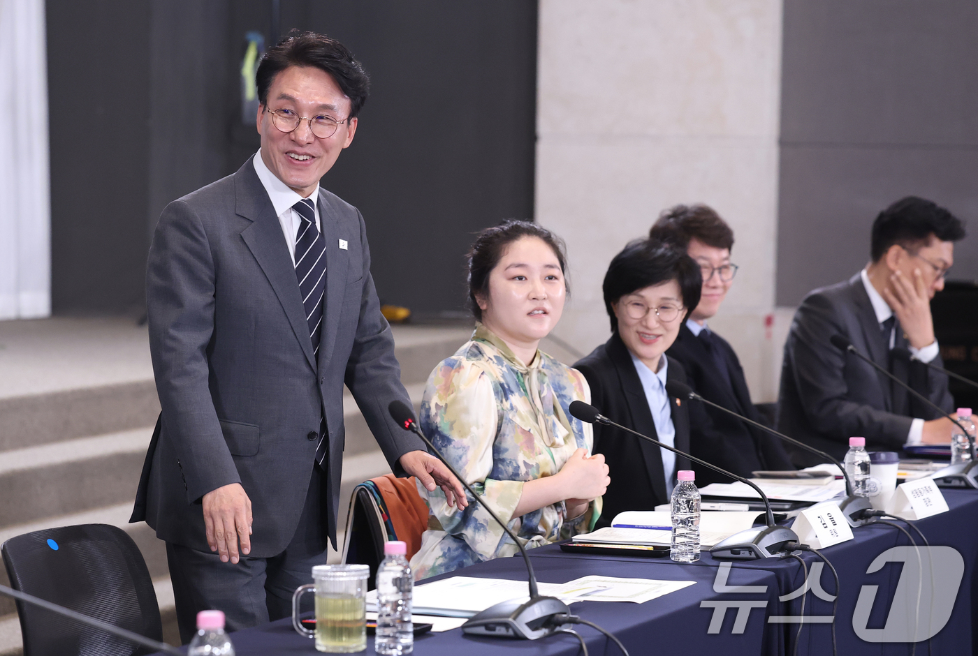 (서울=뉴스1) 오대일 기자 = 김민석 국무총리가 28일 오후 서울 마포구 중소기업DMC타워에서 열린 제18차 청년정책조정위원회 및 제2차 청년정책관계장관회의에서 참석자들과 인사하 …