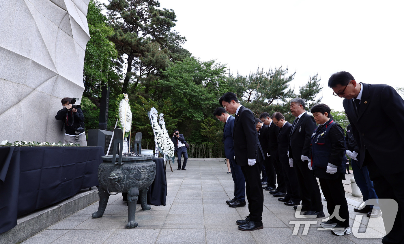 (서울=뉴스1) 구윤성 기자 = 김영훈 고용노동부 장관이 28일 오후 산업재해노동자의 날을 맞아 노사정 대표자들과 함께 서울 동작구 보라매공원 내 산재희생자 위령탑을 찾아 참배하고 …