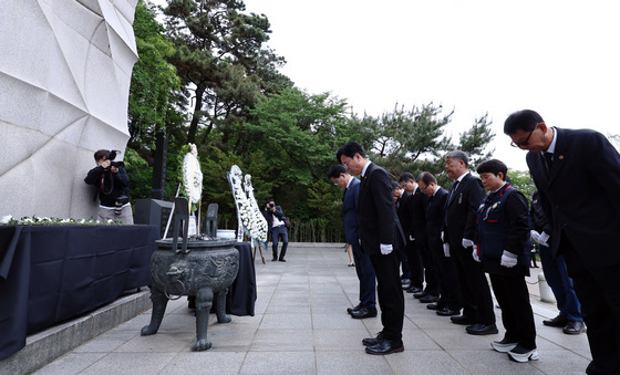 '산업재해노동자의 날' 노사정 대표, 산재희생자 위령탑 참배
