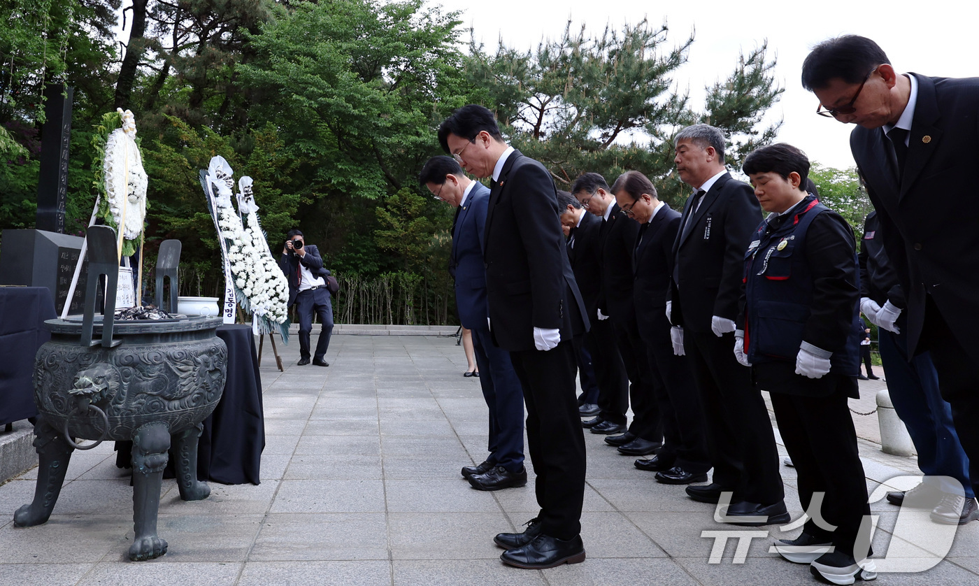 (서울=뉴스1) 구윤성 기자 = 김영훈 고용노동부 장관이 28일 오후 산업재해노동자의 날을 맞아 노사정 대표자들과 함께 서울 동작구 보라매공원 내 산재희생자 위령탑을 찾아 참배하고 …