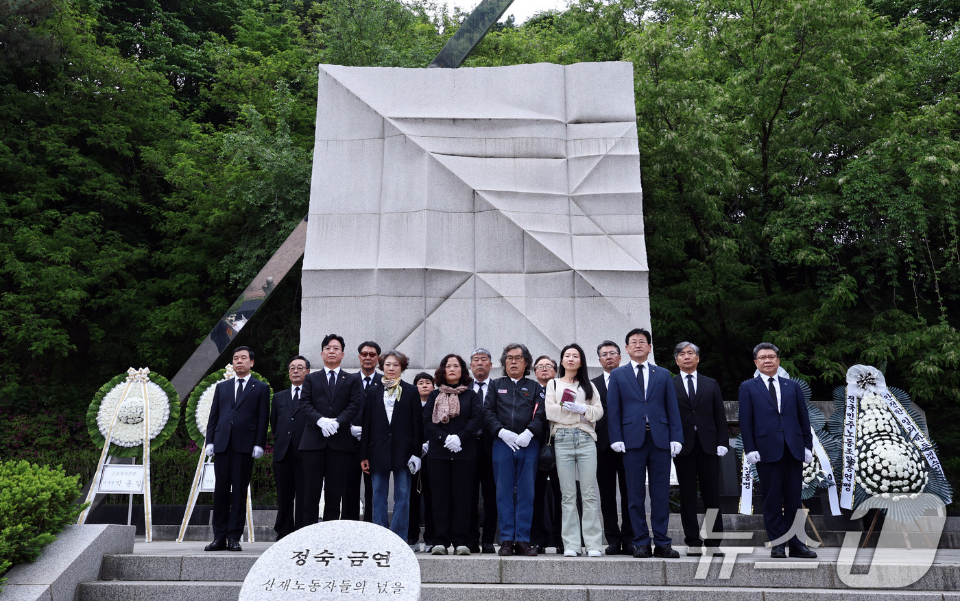 (서울=뉴스1) 구윤성 기자 = 김영훈 고용노동부 장관이 28일 오후 산업재해노동자의 날을 맞아 노사정 대표자들과 함께 서울 동작구 보라매공원 내 산재희생자 위령탑을 찾아 참배를 …