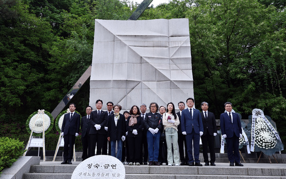김영운 노동부 장관, 노사정 대표들과 산재희생자 위령탑 참배