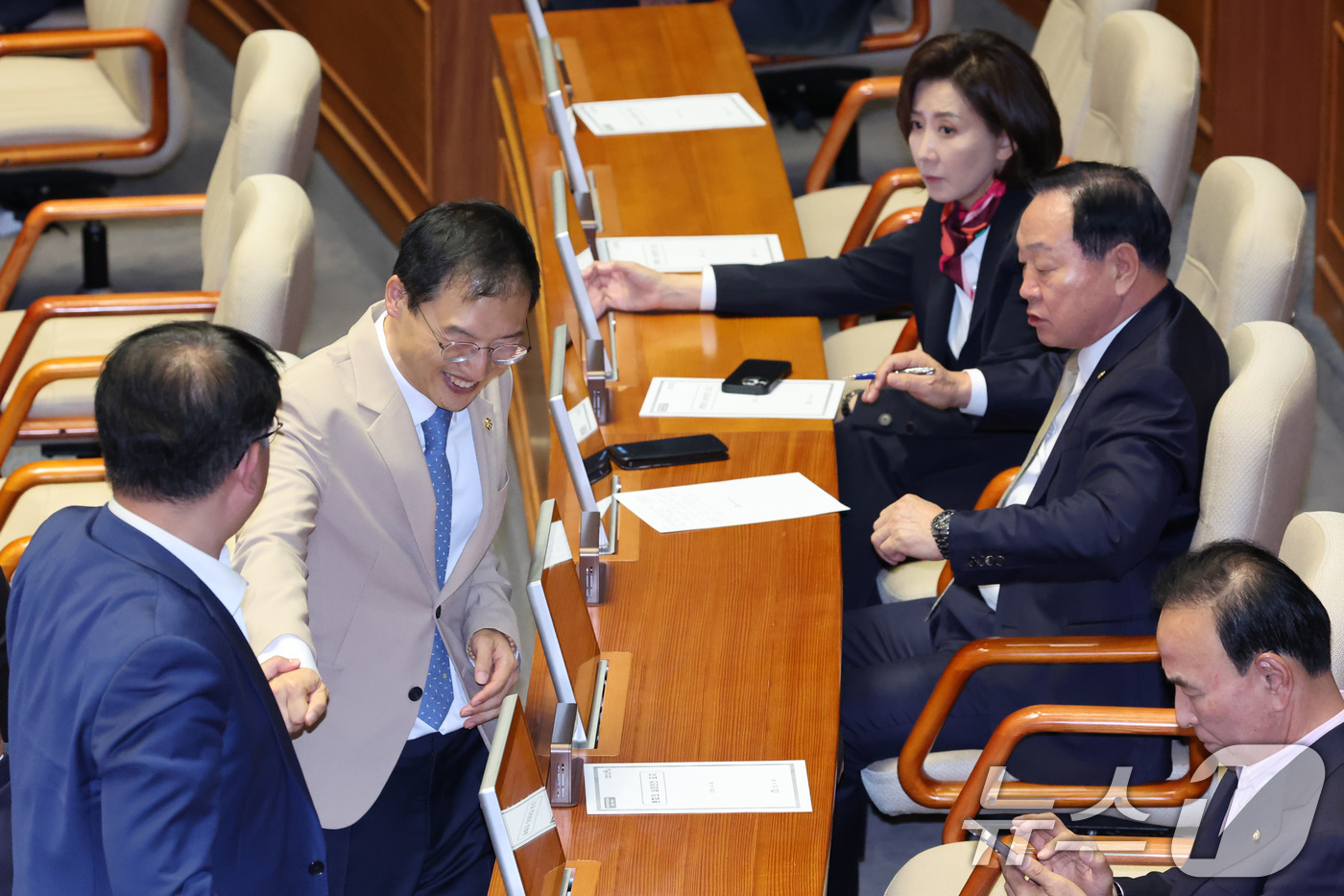 (서울=뉴스1) 신웅수 기자 = 더불어민주당 울산시장 후보인 김상욱 의원이 28일 서울 여의도 국회에서 열린 제434회국회(임시회) 제8차 본회의에서 사퇴를 앞두고 국민의힘 의원들 …