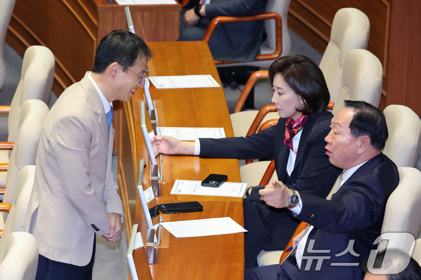 (서울=뉴스1) 신웅수 기자 = 더불어민주당 울산시장 후보인 김상욱 의원이 28일 서울 여의도 국회에서 열린 제434회국회(임시회) 제8차 본회의에서 사퇴를 앞두고 국민의힘 의원들 …