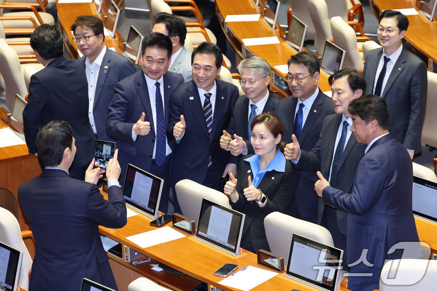 (서울=뉴스1) 신웅수 기자 = 더불어민주당 충남지사 후보인 박수현 의원이 28일 서울 여의도 국회에서 열린 제434회국회(임시회) 제8차 본회의에서 동료 의원들과 기념 촬영을 하 …