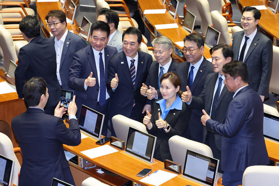 의원직 사퇴 앞두고 기념 촬영하는 박수현