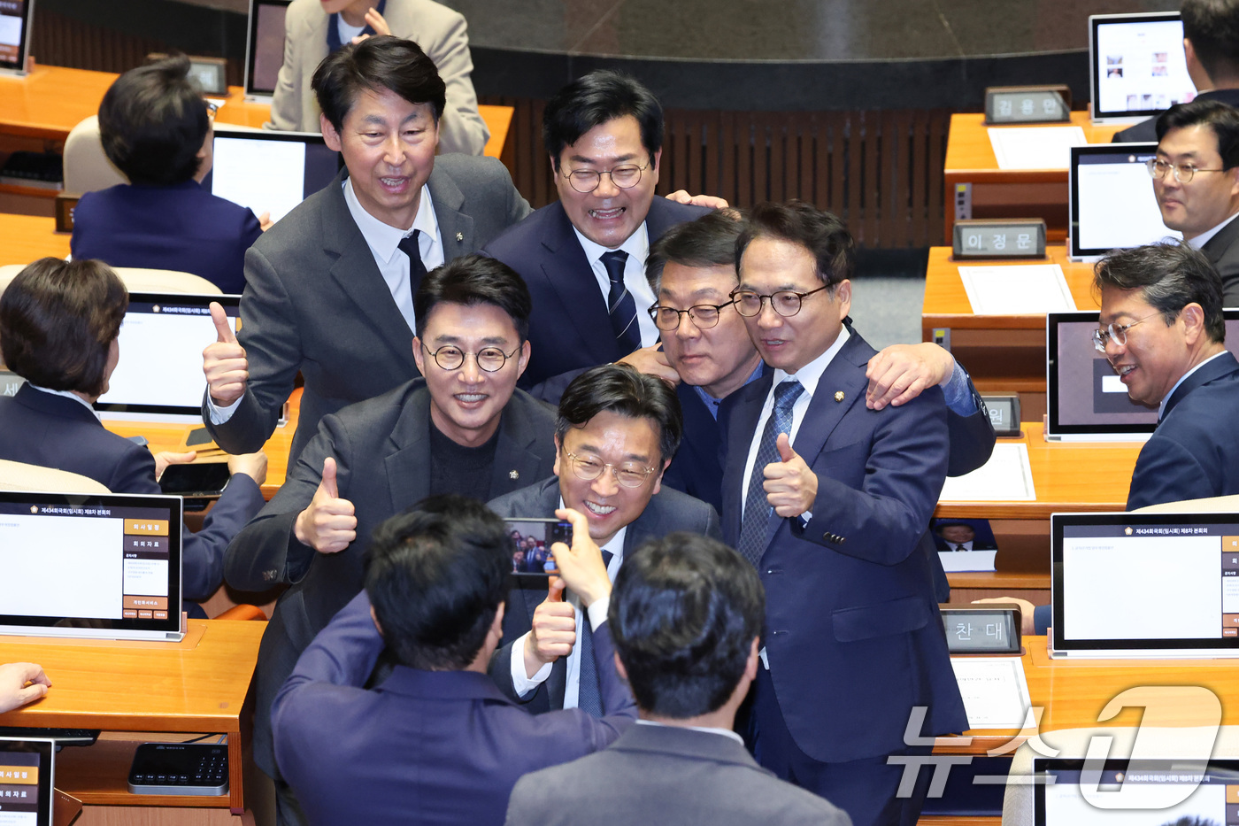 (서울=뉴스1) 신웅수 기자 = 더불어민주당 인천시장 후보인 박찬대 의원이 28일 서울 여의도 국회에서 열린 제434회국회(임시회) 제8차 본회의에서 동료 의원들과 기념 촬영을 하 …