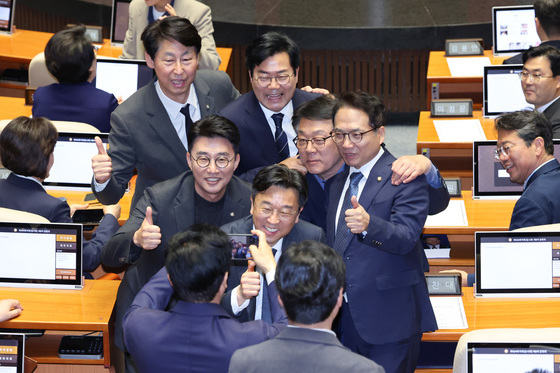 박찬대 '의원직 사퇴 전 마지막 본회의'