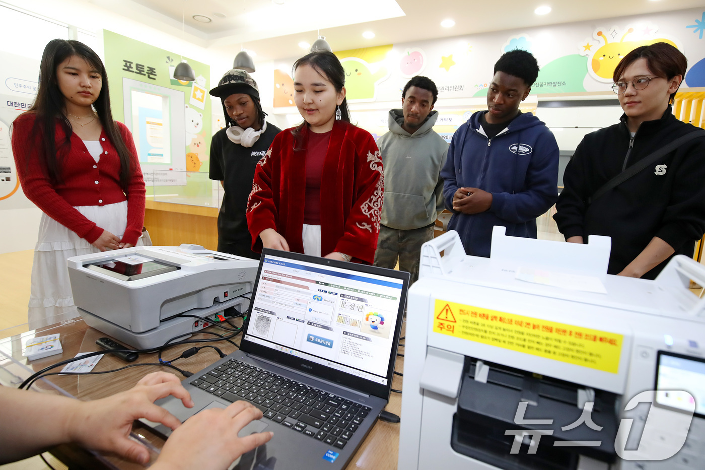 (대구=뉴스1) 공정식 기자 = 전국동시지방선거를 36일 앞둔 28일 대구 서구 대구청소년문화의집 꼼지락발전소 내 대구시선관위 선거홍보관에서 영남이공대학교 외국인 유학생들이 모의 …