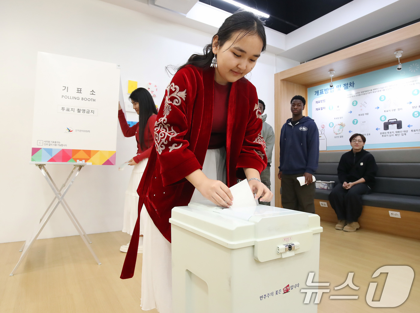 (대구=뉴스1) 공정식 기자 = 전국동시지방선거를 36일 앞둔 28일 대구 서구 대구청소년문화의집 꼼지락발전소 내 대구시선관위 선거홍보관에서 영남이공대학교 외국인 유학생들이 대한민 …