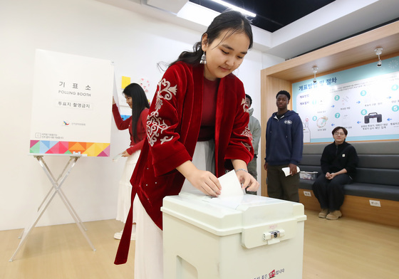한국에서 '생애 첫 투표' 체험