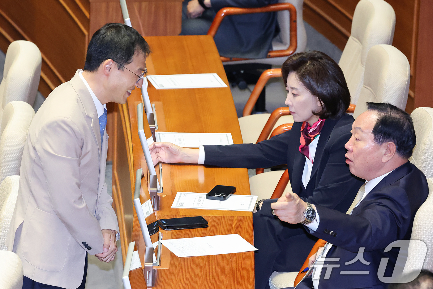 (서울=뉴스1) 신웅수 기자 = 더불어민주당 울산시장 후보인 김상욱 의원이 28일 서울 여의도 국회에서 열린 제434회국회(임시회) 제8차 본회의에서 사퇴를 앞두고 국민의힘 의원들 …