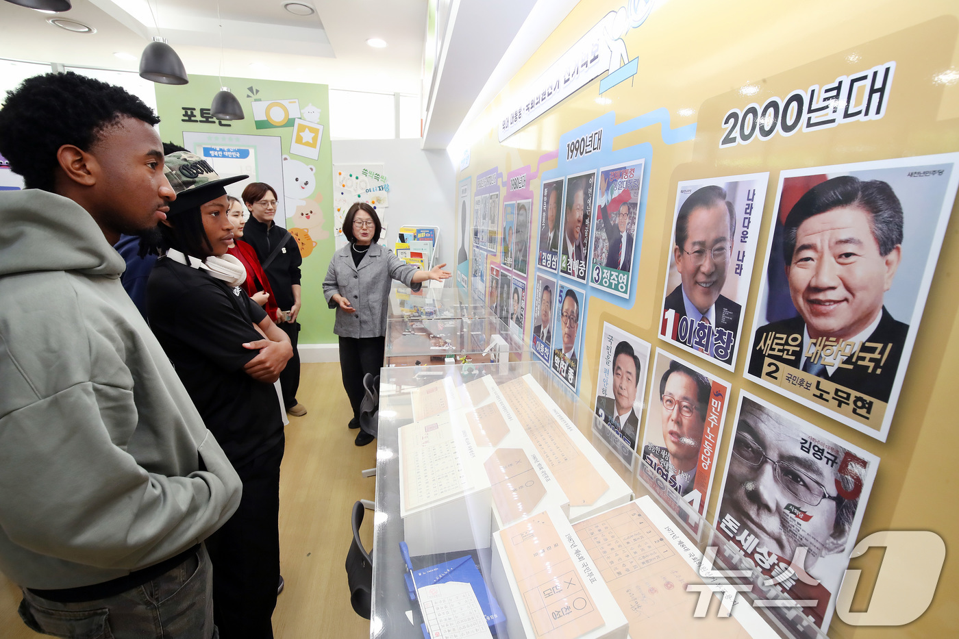 (대구=뉴스1) 공정식 기자 = 전국동시지방선거를 36일 앞둔 28일 대구 서구 대구청소년문화의집 꼼지락발전소 내 대구시선관위 선거홍보관에서 열린 투표 체험에 나선 영남이공대학교 …