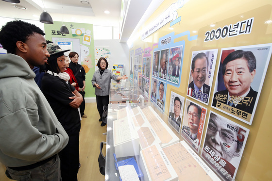 '대한민국 선거벽보' 살펴보는 외국인 유학생