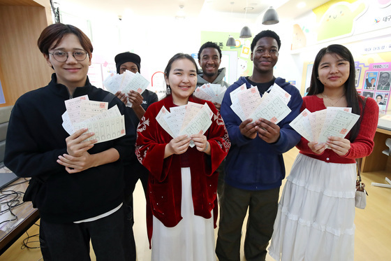 "한국에 한발짝 더 가까이"…영남이공대, 외국인 유학생 투표 체험