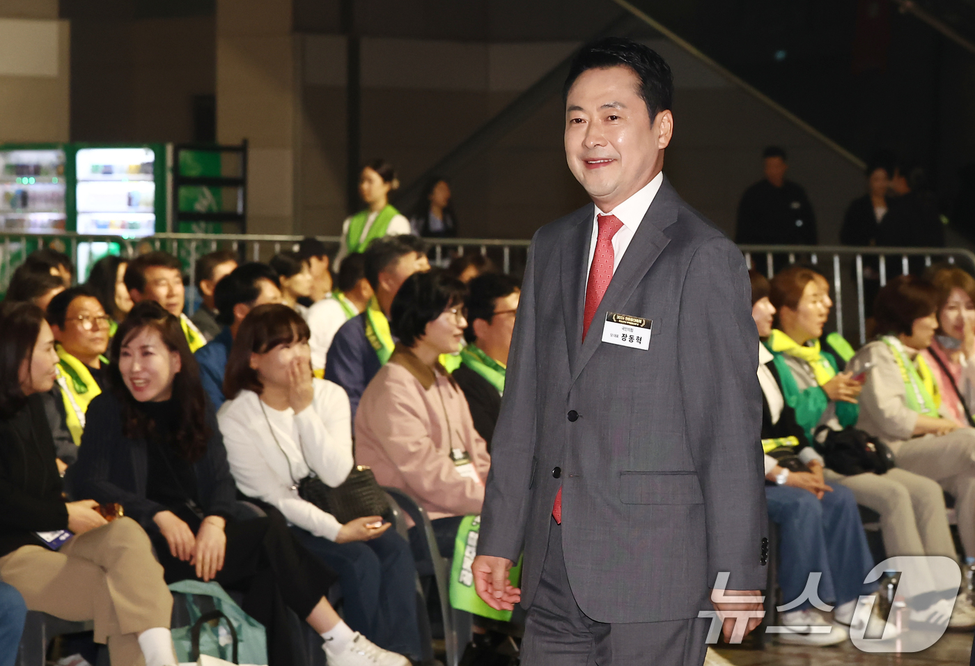 (서울=뉴스1) 김민지 기자 = 장동혁 국민의힘 대표가 28일 오후 경기도 고양시 킨텍스에서 열린 대한주택관리사협회 2026 한마음 대축제에 참석하고 있다. 2026.4.28/뉴스 …