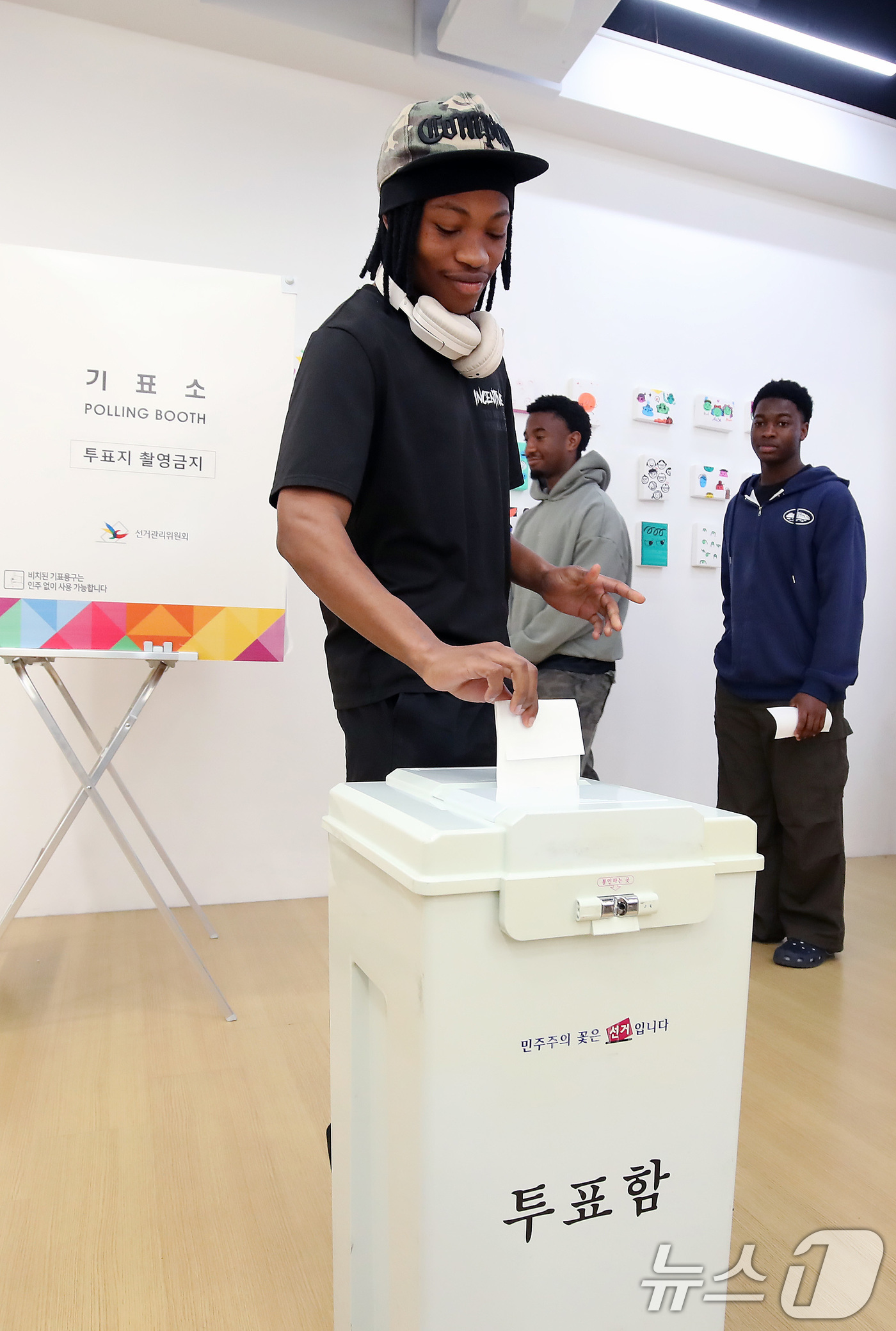 (대구=뉴스1) 공정식 기자 = 전국동시지방선거를 36일 앞둔 28일 대구 서구 대구청소년문화의집 꼼지락발전소 내 대구시선관위 선거홍보관에서 영남이공대학교 외국인 유학생들이 대한민 …