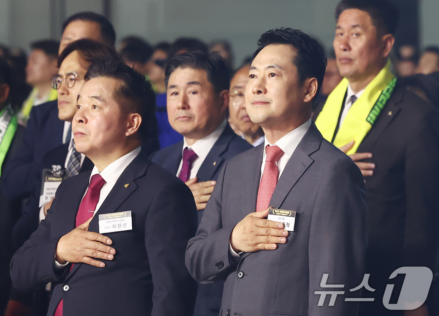 (서울=뉴스1) 김민지 기자 = 장동혁 국민의힘 대표가 28일 오후 경기도 고양시 킨텍스에서 열린 대한주택관리사협회 2026 한마음 대축제에 참석해 국민의례를 하고 있다. 2026 …