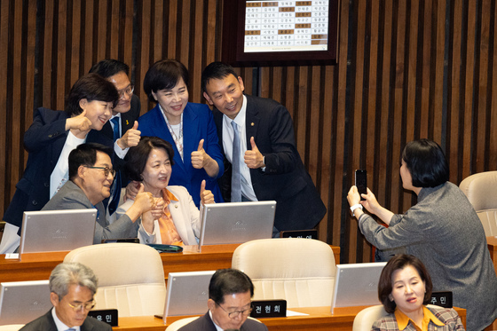 국힘 이성권 "야당 발언 중 기념촬영한 與 의원들 제정신이냐"