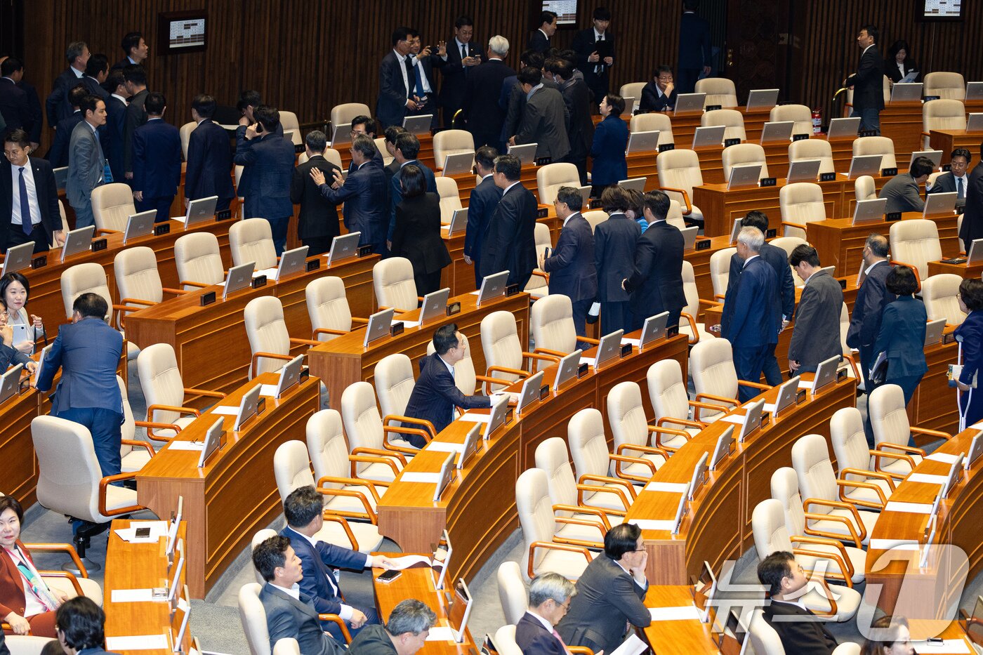 본문 이미지 - 28일 서울 여의도 국회에서 열린 제434회 국회(임시회) 제8차 본회의에서 정동영 통일부 장관 해임건의안 관련 김건 국민의힘 의원의 5분 자유발언이 시작되자 여당 의원들이 본회의장을 나서고 있다. 2026.4.28 ⓒ 뉴스1 유승관 기자