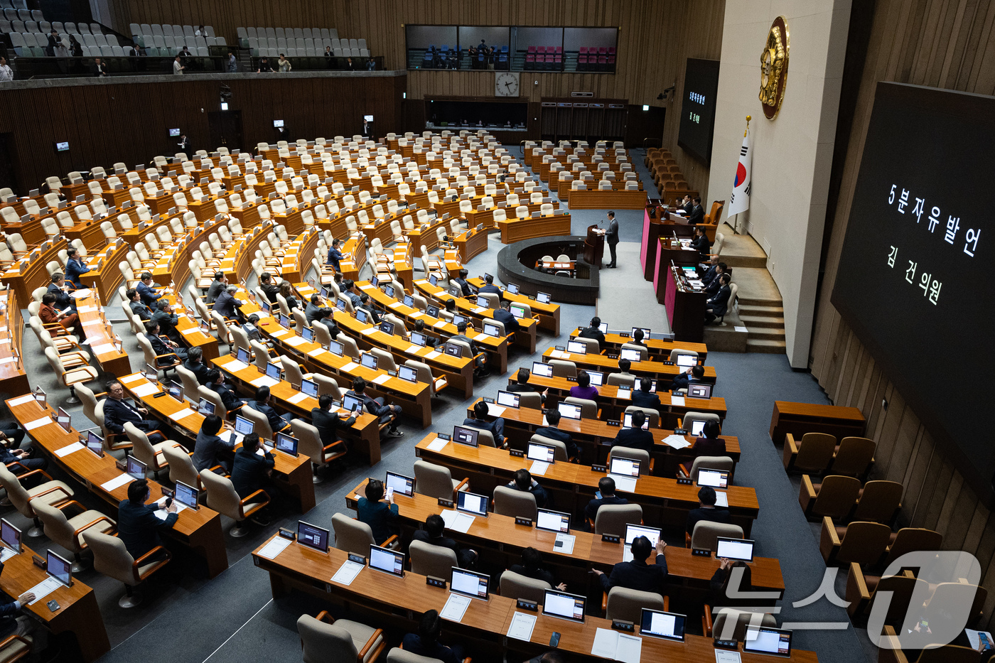 (서울=뉴스1) 유승관 기자 = 김건 국민의힘 의원이 28일 서울 여의도 국회에서 열린 제434회 국회(임시회) 제8차 본회의에서 정동영 통일부 장관 해임건의안 관련 5분 자유 발 …