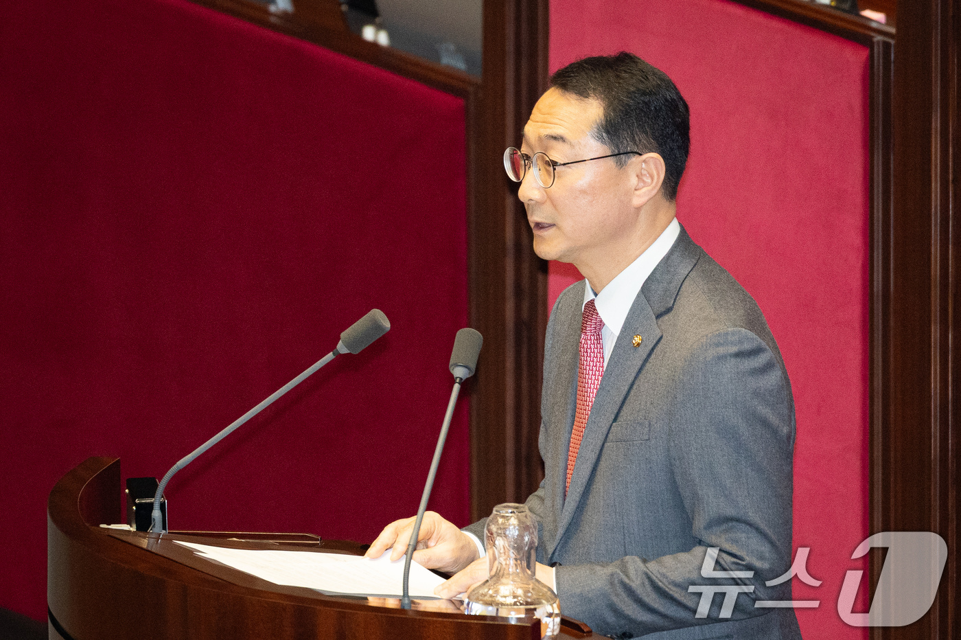 (서울=뉴스1) 유승관 기자 = 김건 국민의힘 의원이 28일 서울 여의도 국회에서 열린 제434회 국회(임시회) 제8차 본회의에서 정동영 통일부 장관 해임건의안 관련 5분 자유 발 …