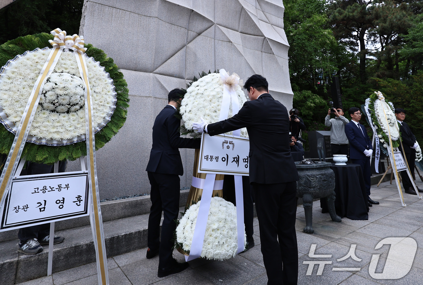 (서울=뉴스1) 구윤성 기자 = 김영훈 고용노동부 장관이 28일 오후 산업재해노동자의 날을 맞아 서울 동작구 보라매공원 내 산재희생자 위령탑을 찾아 이재명 대통령이 보낸 근조화환을 …
