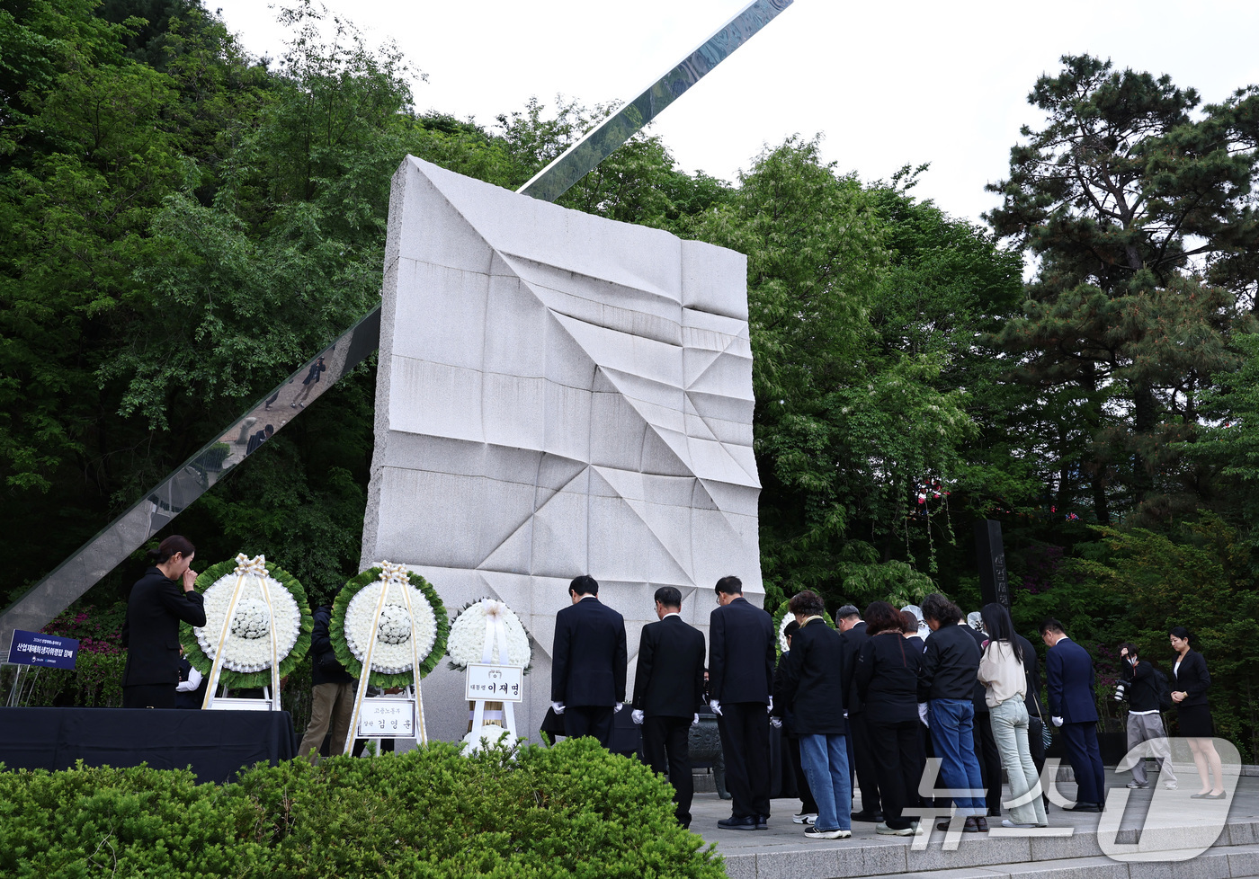 (서울=뉴스1) 구윤성 기자 = 김영훈 고용노동부 장관이 28일 오후 산업재해노동자의 날을 맞아 노사정 대표자들과 함께 서울 동작구 보라매공원 내 산재희생자 위령탑을 찾아 참배하고 …