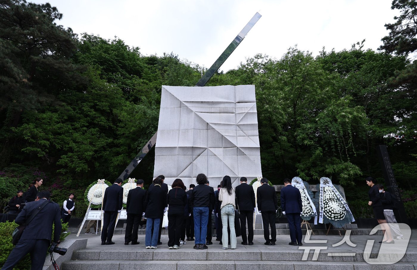 (서울=뉴스1) 구윤성 기자 = 김영훈 고용노동부 장관이 28일 오후 산업재해노동자의 날을 맞아 노사정 대표자들과 함께 서울 동작구 보라매공원 내 산재희생자 위령탑을 찾아 참배하고 …